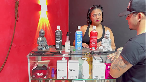 Vendedora cachonda me enseña como usar todos los jugueticos